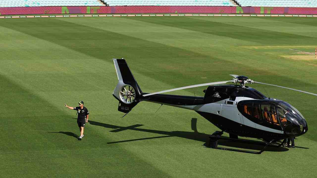 David Warner arrives at SCG in helicopter