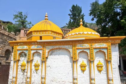 एका राजाने पाकिस्तानात बांधलेलं राम मंदिर