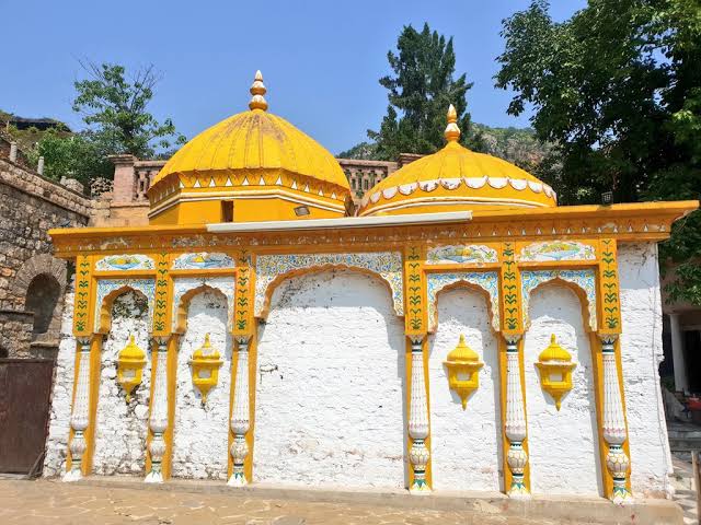 एका राजाने पाकिस्तानात बांधलेलं राम मंदिर