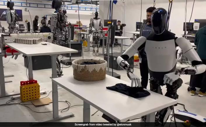 Optimus Robot घालतोय कपड्यांच्या घड्या; पाहा ‘हा’ भन्नाट व्हिडीओ….