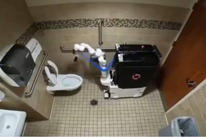 Video of Robot Cleaning Bathroom : बाथरूम साफसफाईसाठी चक्क रोबोट, VIDEO पाहून चकित;