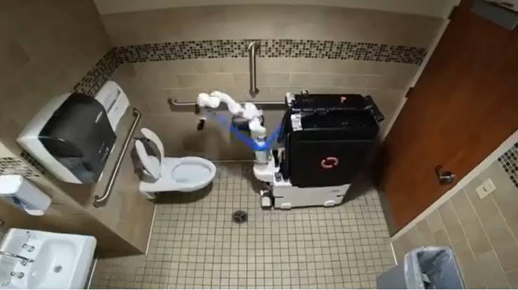 Video of Robot Cleaning Bathroom : बाथरूम साफसफाईसाठी चक्क रोबोट, VIDEO पाहून चकित;