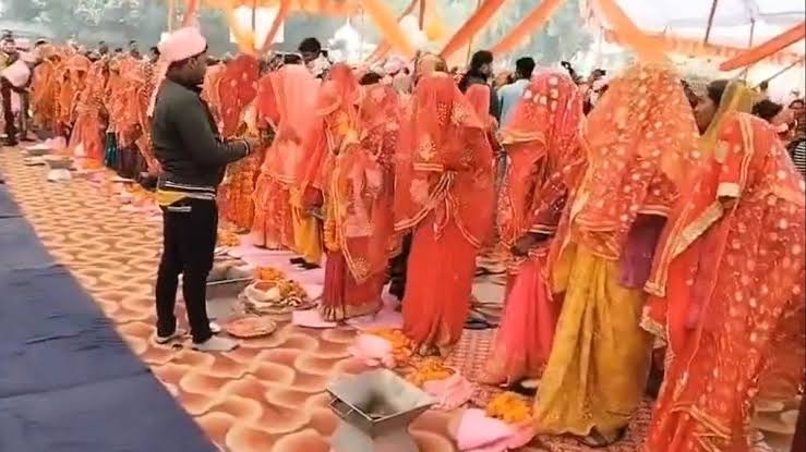 Video Viral : नवरदेवाशिवाय शेकडो मुलींनी स्वत:शीच केलं लग्न; कारण ऐकून व्हाल हैराण