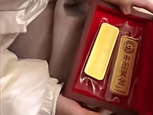 gifts gold bars worth ₹12 lakh