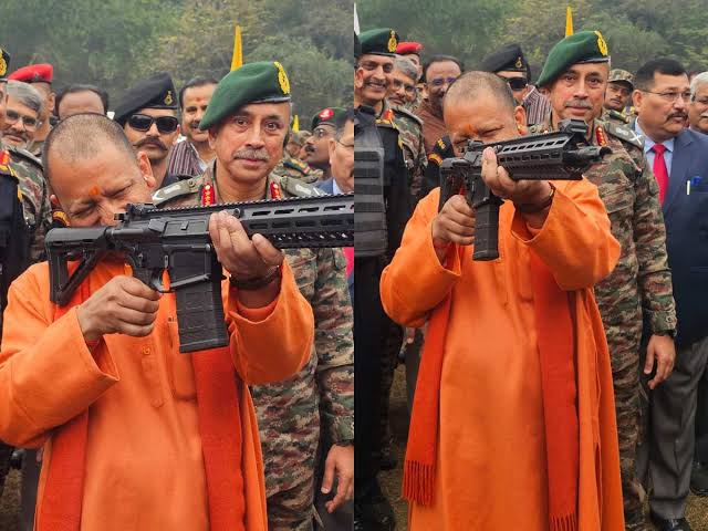 CM Yogi Adityanath Checks Assault Rifle : मुख्यमंत्री योगींच्या हाती रायफल
