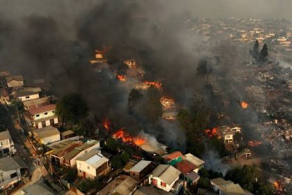 चिलीच्या जंगलातील आग; आतापर्यंत 99 जणांचा मृत्यू, हजारो घरे जळून खाक