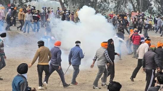 शंभू सीमेवर पोलिसांनी अश्रूधुराच्या नळकांड्या फोडल्या, दिल्लीच्या वेशीवर तणाव