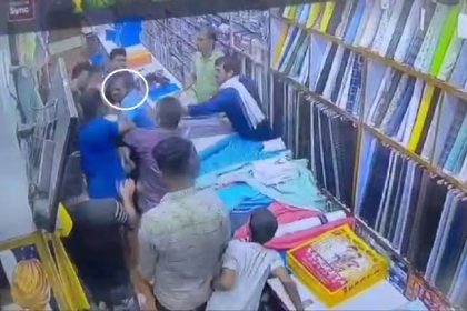 man assaults store owner after wife did not like saree in Sirsi